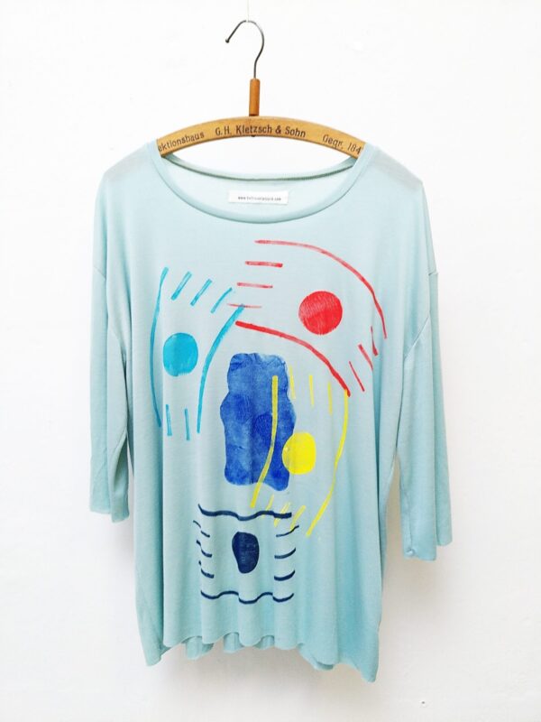 T-shirt, bear sausage juggling with four colored balls